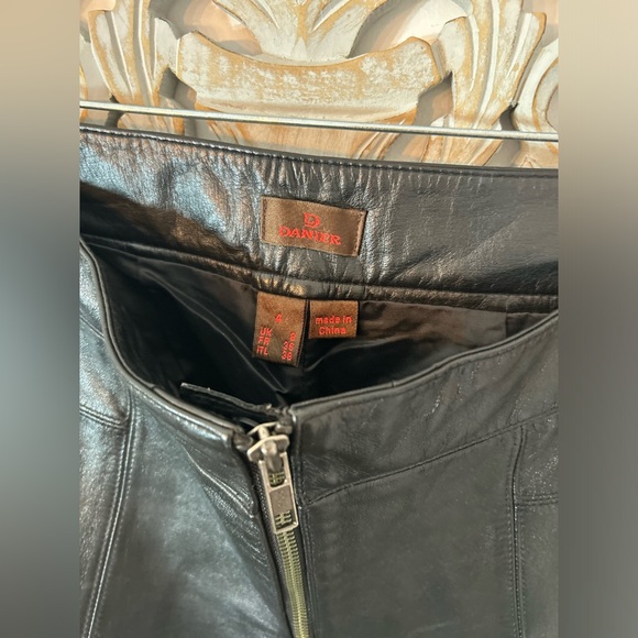 ISO Danier Black Leather Cropped Straight-Leg Pants with Zipper Detail - Size 8 - Picture 4 of 15
